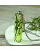 Wisiorek z roślinką w żywicy - zielony - GN7